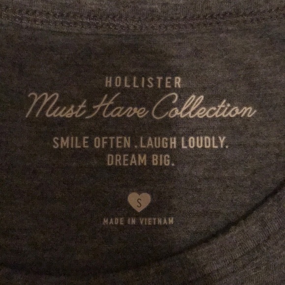 Super comfy Hollister shirt ! - Picture 4 of 4